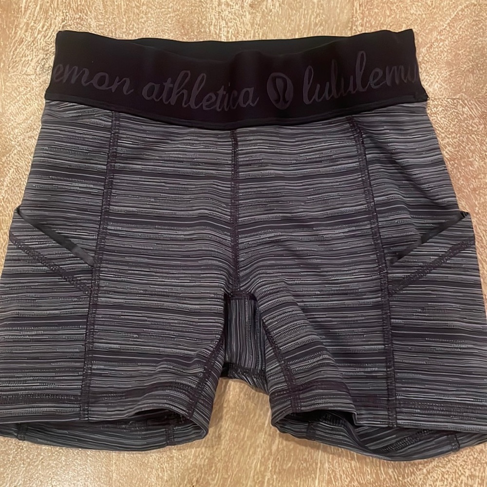 Lululemon biker shorts with pockets